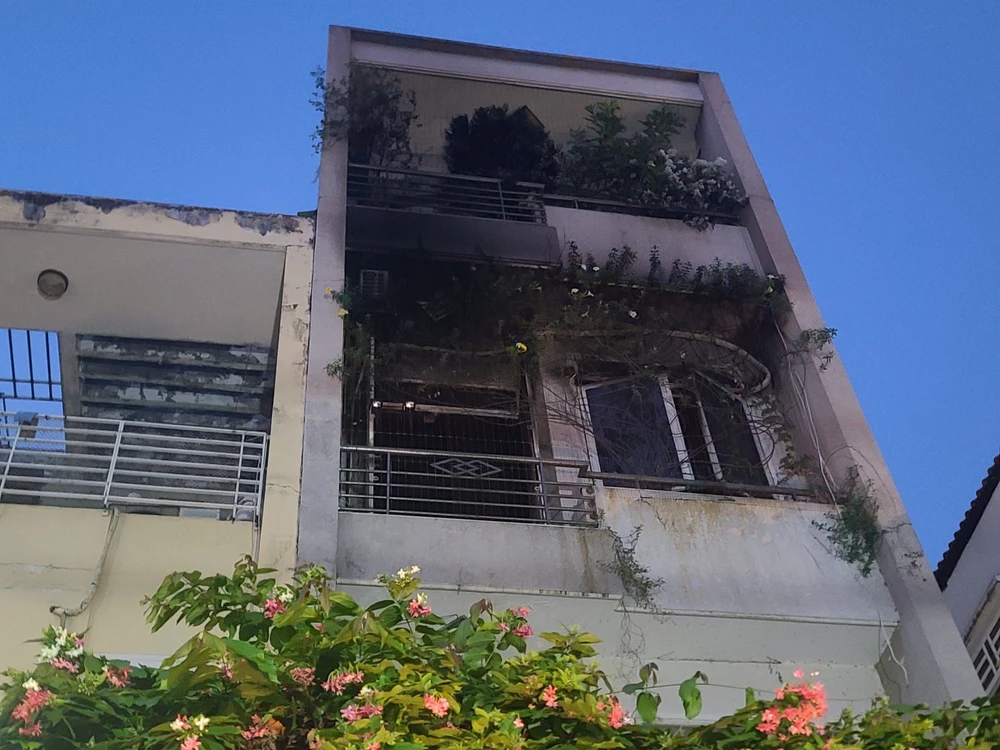 Khói đen từ đám cháy bám vào căn nhà. Ảnh: ĐC