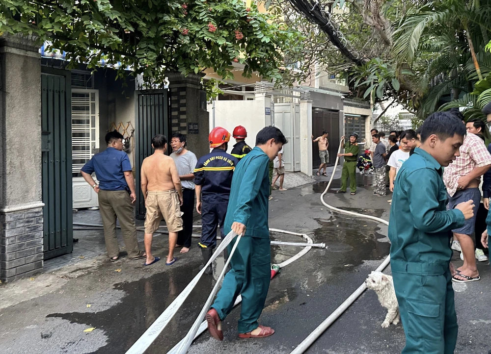 Lực lượng chức năng triển khai dập lửa. Ảnh: ĐC