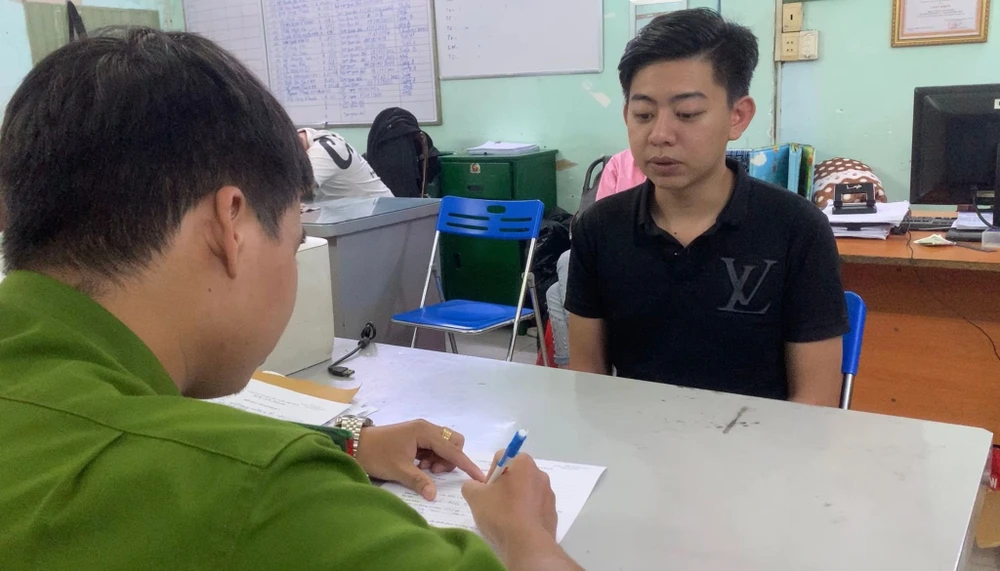 Nguyễn Đình Quốc Huy làm việc với Cơ quan Công an. Ảnh: AX