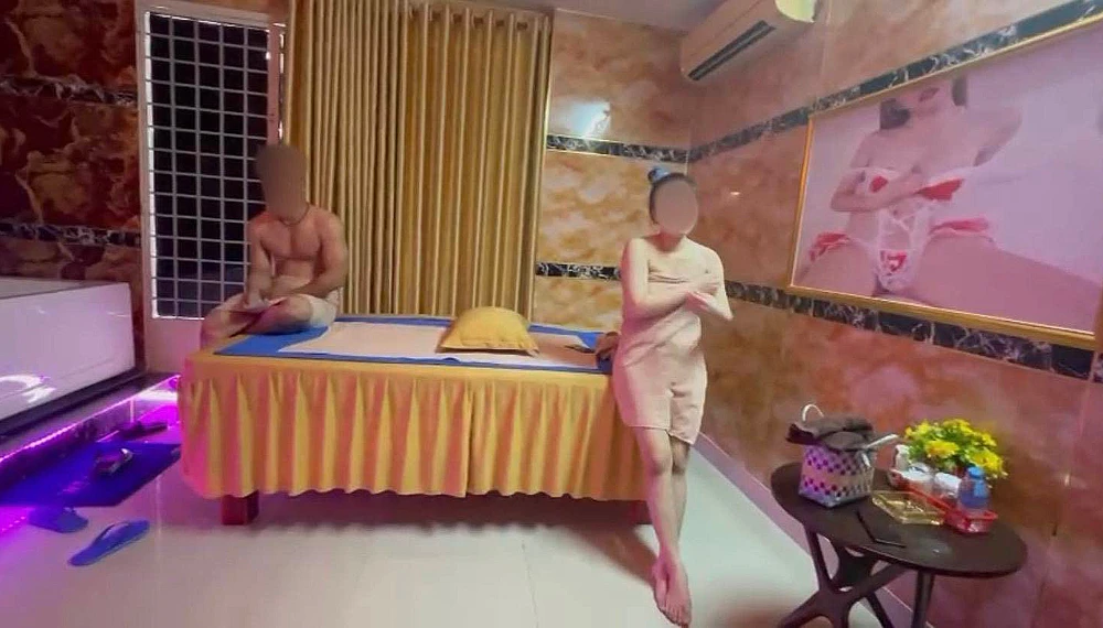 Phát hiện nhân viên đang kích dục, bán dâm cho khách. Ảnh: ĐC Phát hiện nhân viên đang kích dục, bán dâm cho khách. Ảnh: ĐC
