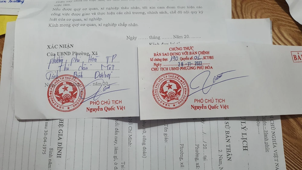 Chứng thực giả có con dấu của UBND phường Phú Hòa và chữ ký của PCT Nguyễn Quốc Việt. Ảnh: NGUYỄN YÊN