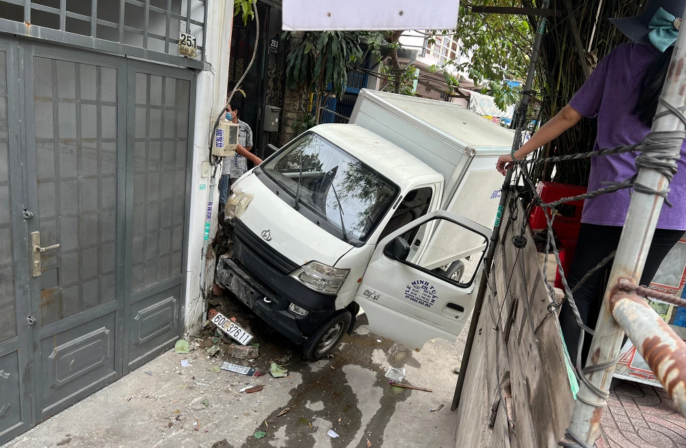 Xe tải hư hỏng phần đầu sau va chạm. Ảnh: NGUYỄN YÊN