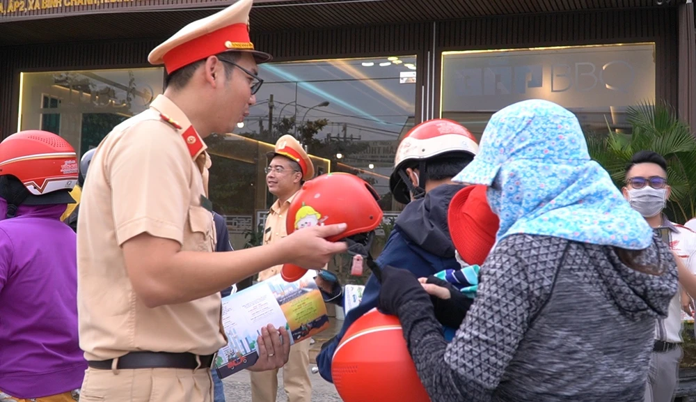 CSGT TP.HCM đổi nón bảo hiểm mới cho người dân về quê ăn Tết. Ảnh: ĐC