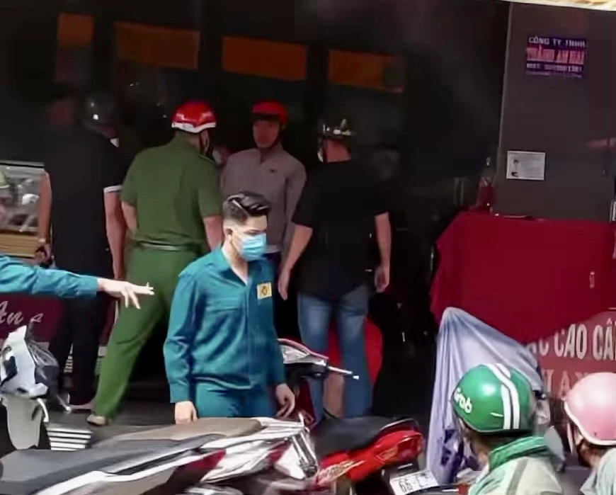 Công an có mặt tại hiện trường để điều tra. Ảnh: ĐC