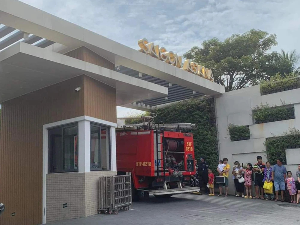 Cảnh sát PCCC có mặt tại hiện trường để dập lửa.