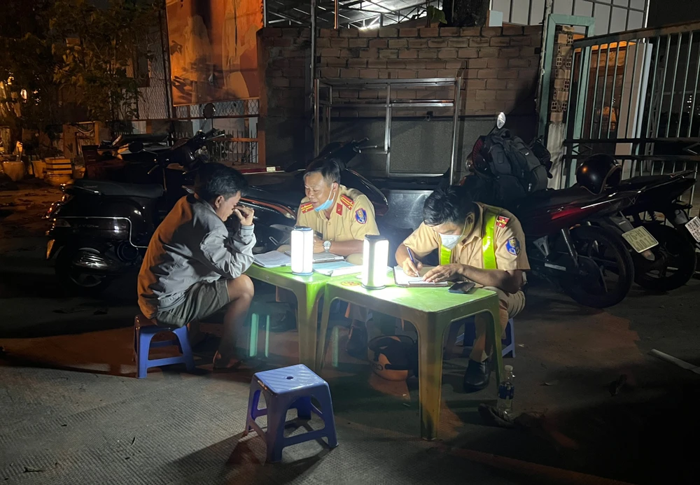 Người đàn ông làm việc với tổ công tác nhưng từ chối cung cấp tên. Ảnh: NGUYỄN YÊN