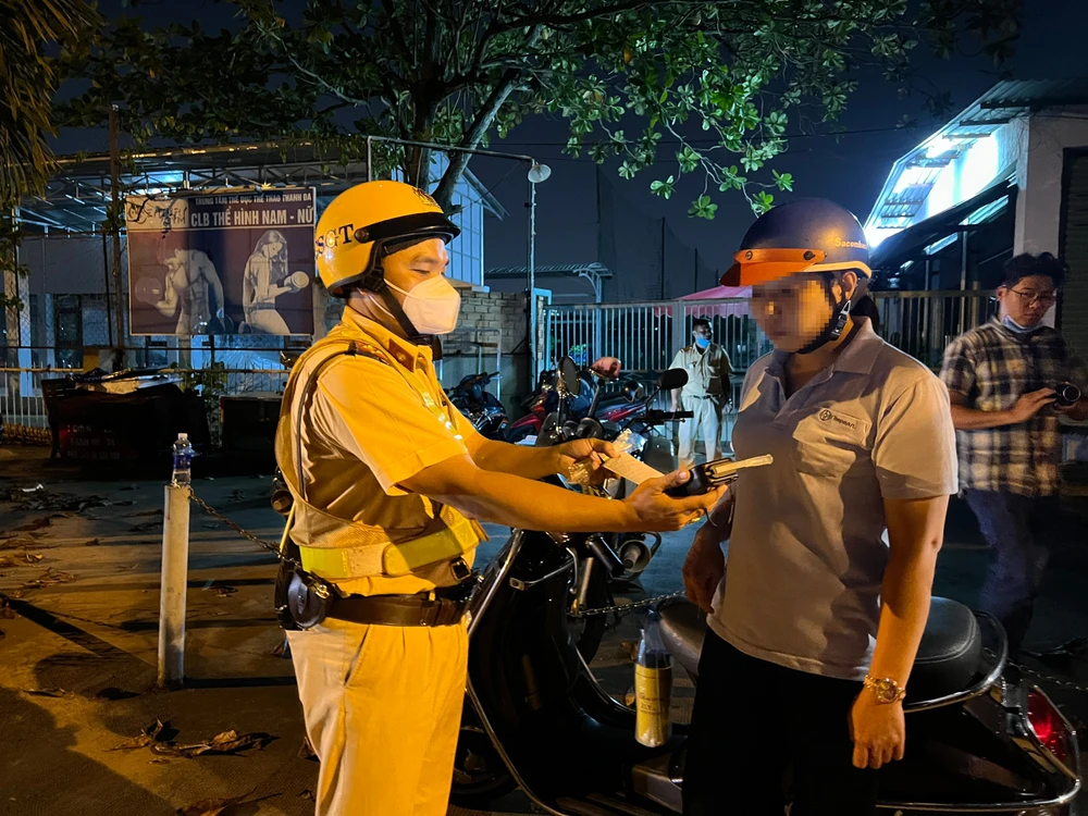 Chị C. có mức vi phạm nồng độ cồn là 0,246mg/ L khí thở. Ảnh: NGUYỄN YÊN