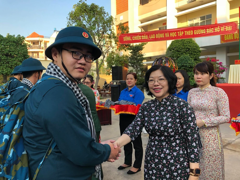 Bà Nguyễn Thị Thu Hường, chủ tịch UBND quận 10 động viên thanh niên trước khi lên đường nhập ngũ. Ảnh: NGUYỄN YÊN