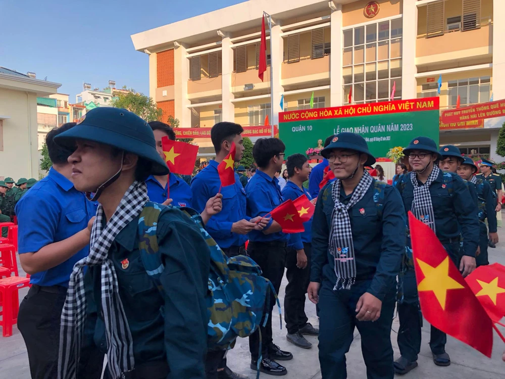 Các công dân quận 10 lên đường nhập ngũ. Ảnh: NGUYỄN YÊN