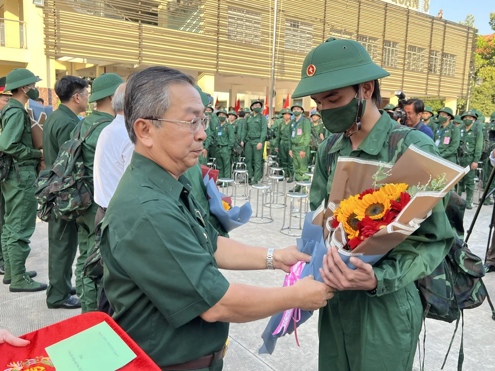 Bí thư Quận ủy quận 8 tặng hoa cho công dân. Ảnh: NGUYỄN YÊN