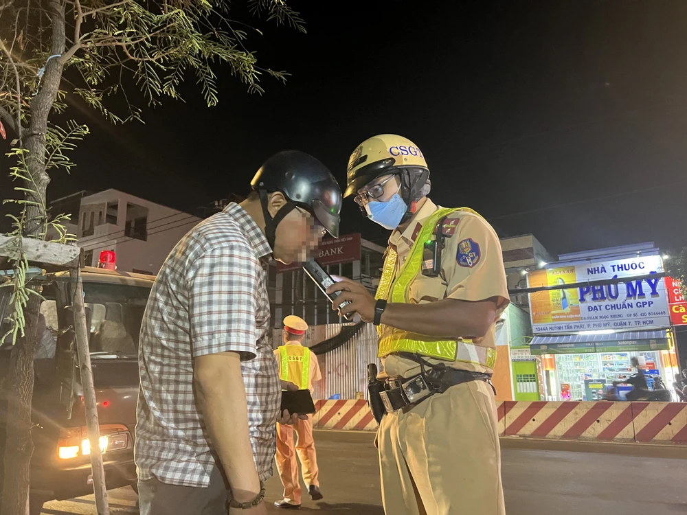 CSGT kiểm tra nồng độ cồn đối với ông LVH. Ảnh: ĐC