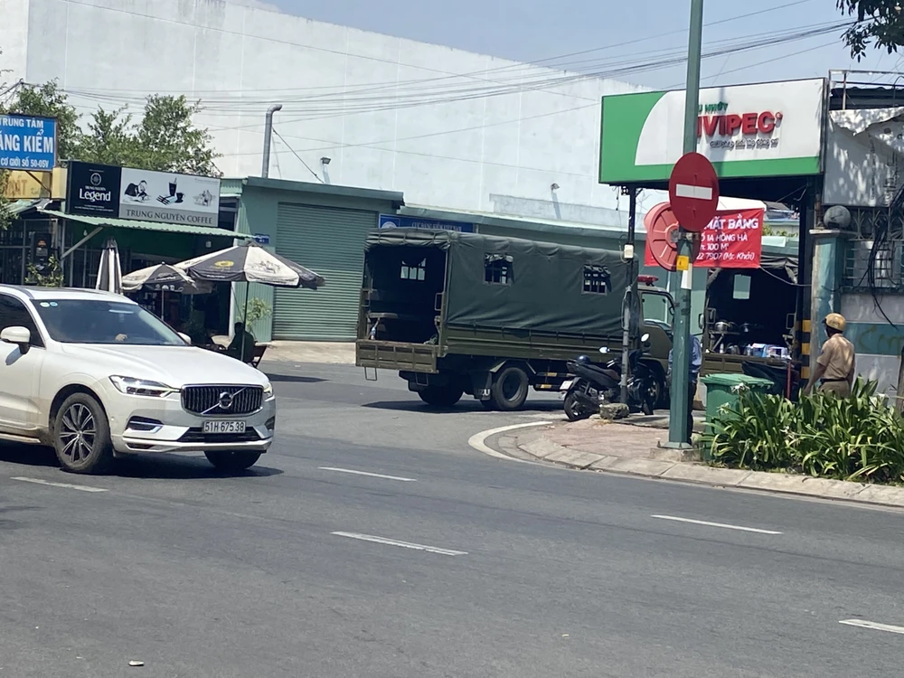 Xe của lực lượng chức năng có mặt tại trung tâm vào trưa 13-2. Ảnh: ĐC