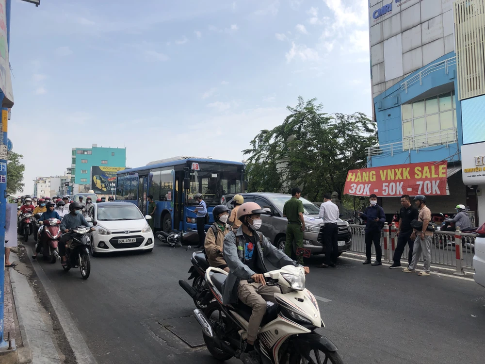 Hiện trường vụ tai nạn. Ảnh: NGUYỄN YÊN