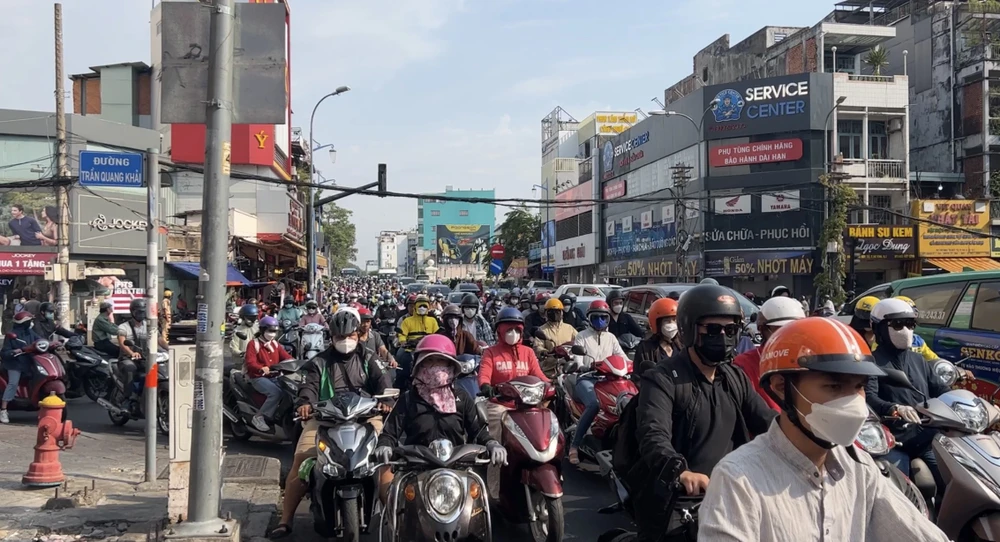 Ùn tắc xảy ra tại khu vực tai nạn. Ảnh: NGUYỄN YÊN