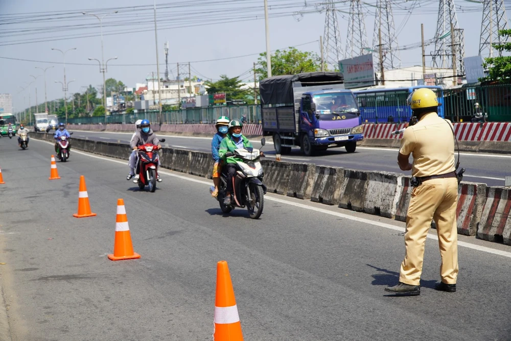 Nhiều trường hợp vi phạm tốc độ bị CSGT lập biên bản xử phạt. Ảnh: NY