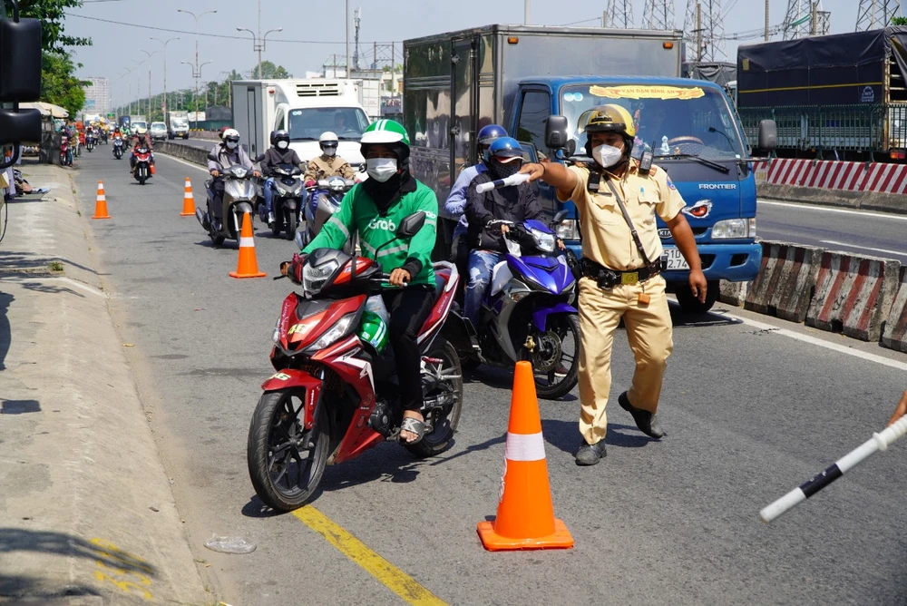 Một tài xế xe ôm công nghệ vi phạm tốc độ bị CSGT dừng phương tiện. Ảnh: NY