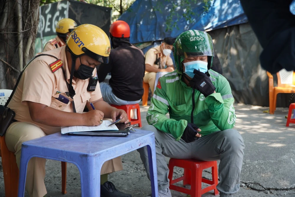 Tài xế làm việc với CSGT. Ảnh: NY