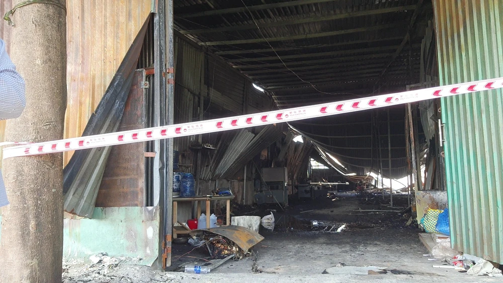 Bên trong xưởng gỗ bị thiêu rụi. Ảnh: HT