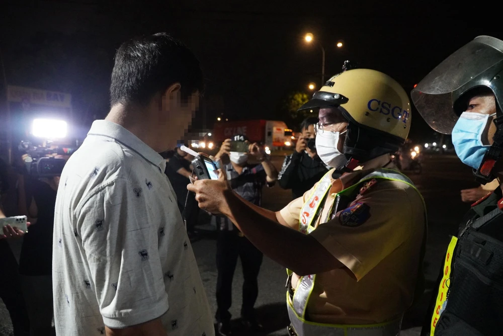 CSGT kiểm tra nồng độ cồn của anh M.