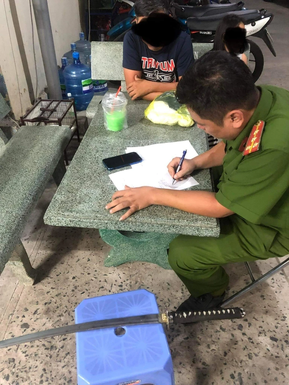 Công an làm việc với một số người liên quan. Ảnh: ĐC