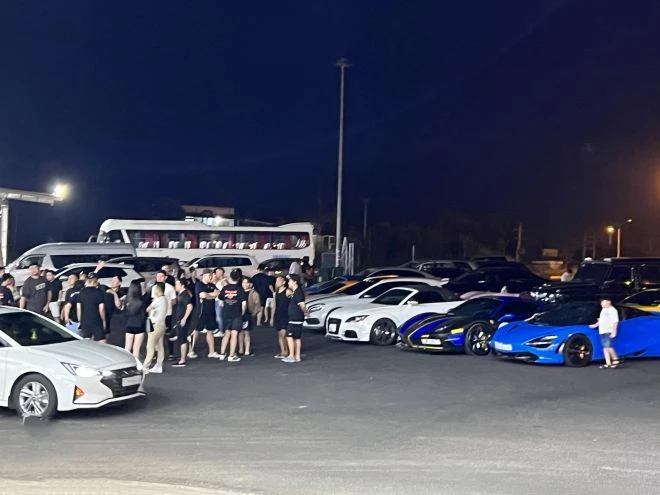 Các xe sang bị Cục CSGT kiểm tra vào tối 24-2.