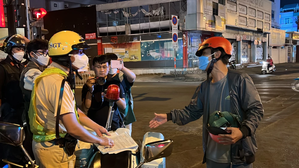 Anh H. cho rằng anh chỉ uống 1, 2 lon bia thì không thể có nồng độ cồn cao như vậy nên không công nhận kết quả. Ảnh: NY Anh H. cho rằng anh chỉ uống 1, 2 lon bia thì không thể có nồng độ cồn cao như vậy nên không công nhận kết quả. Ảnh: NY