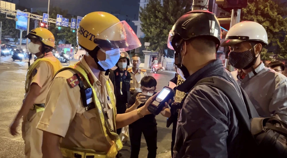 CSGT kiểm tra nồng độ cồn của hai anh T. và B. Ảnh: NY CSGT kiểm tra nồng độ cồn của hai anh T. và B. Ảnh: NY