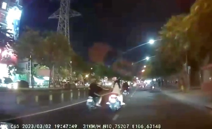 Hình ảnh vụ giật tài sản được camera hành trình ô tô ghi lại và đăng lên mạng xã hội. Ảnh cắt từ clip Hình ảnh vụ giật tài sản được camera hành trình ô tô ghi lại và đăng lên mạng xã hội. Ảnh cắt từ clip