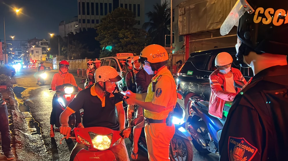 CSGT kiểm tra ngẫu nhiên người đi đường tại giao lộ Út Tịch - Cộng Hoà. Ảnh: NY CSGT kiểm tra ngẫu nhiên người đi đường tại giao lộ Út Tịch - Cộng Hoà. Ảnh: NY