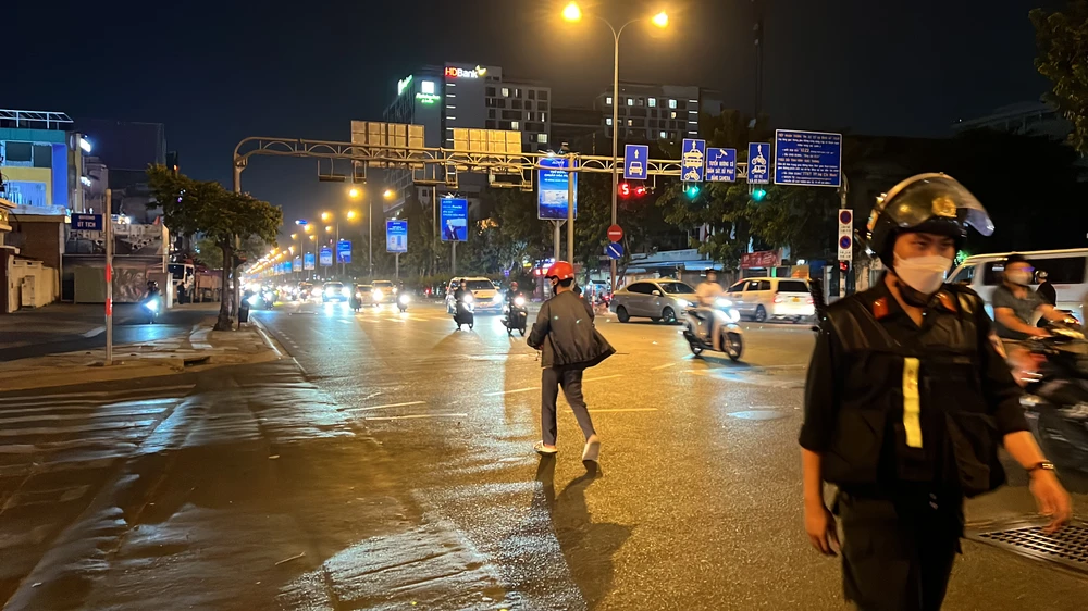 Anh H. bỏ lại phương tiện rồi bỏ đi. Ảnh: NY Anh H. bỏ lại phương tiện rồi bỏ đi. Ảnh: NY