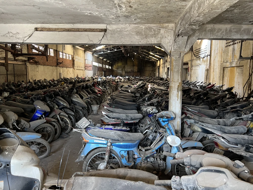 Các phương tiện VPHC bị tạm giữ tại kho của Công an quận 6. Ảnh: NY