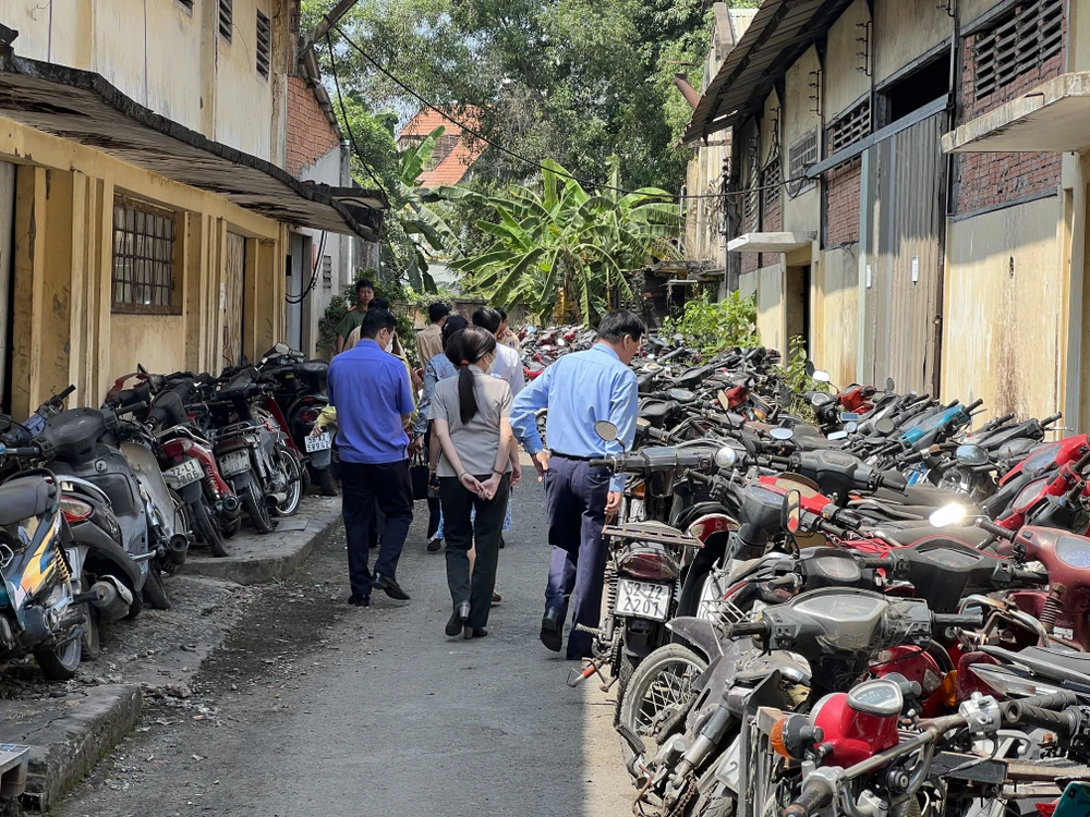 Đoàn giám sát kiểm tra kho tạm giữ của Công an quận 6 tại số 50A Hồ Học Lãm sáng 16-3. Ảnh: NGUYỄN YÊN