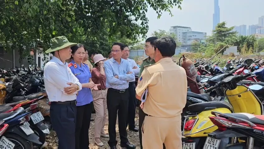 Đoàn giám sát kiểm tra tại kho tạm giữ phương tiện Công an quận Bình Thạnh.