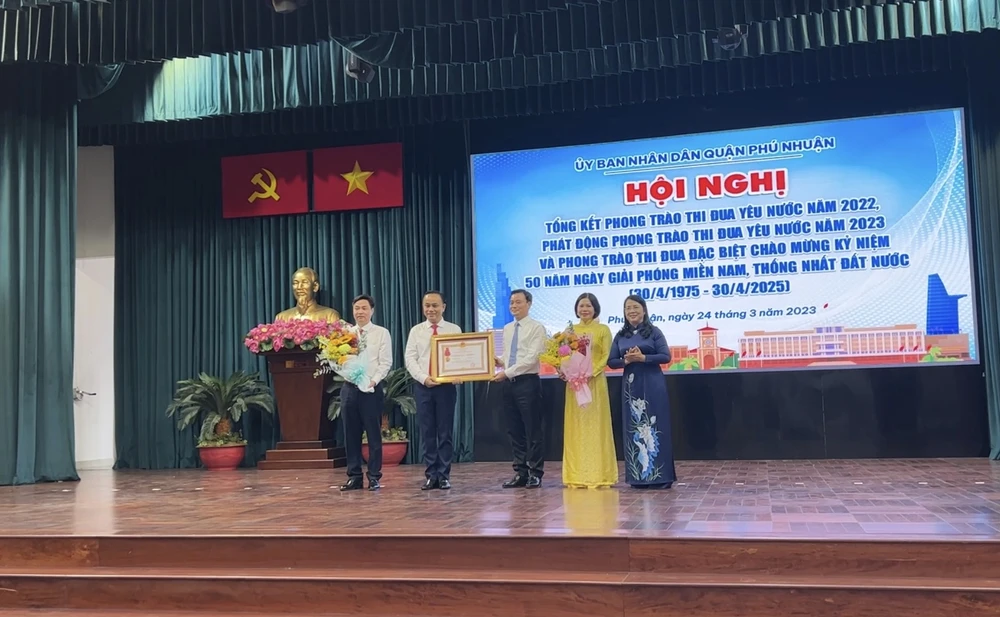 UBND quận Phú Nhuận nhận Huân chương Lao động hạng Nhì tại lễ tổng kết. Ảnh: NY