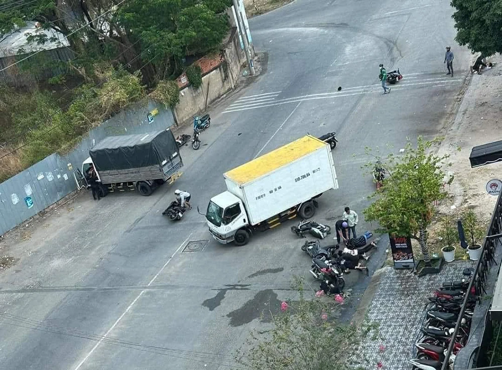 Công an chặn bắt nhóm đua xe vào chiều 26-3. Ảnh: PC08