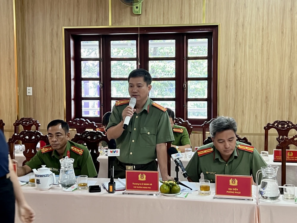 Thượng tá Lê Mạnh Hà, Phó phòng Tham mưu Công an TP.HCM cho hay, các phương tiện trước khi vào kho bãi đều được phân loại trước. Ảnh: NGUYỄN YÊN