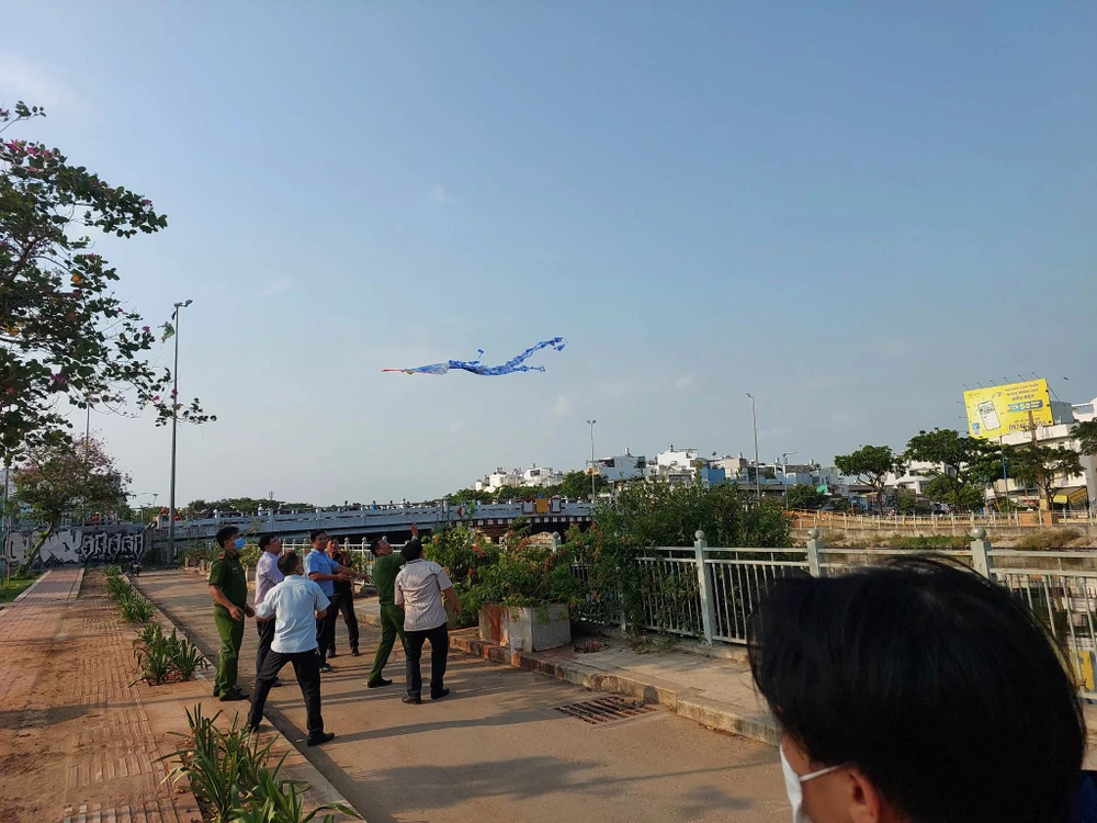 Lực lượng chức năng thu giữ một con diều của người dân tại khu vực công viên. Ảnh: ĐC