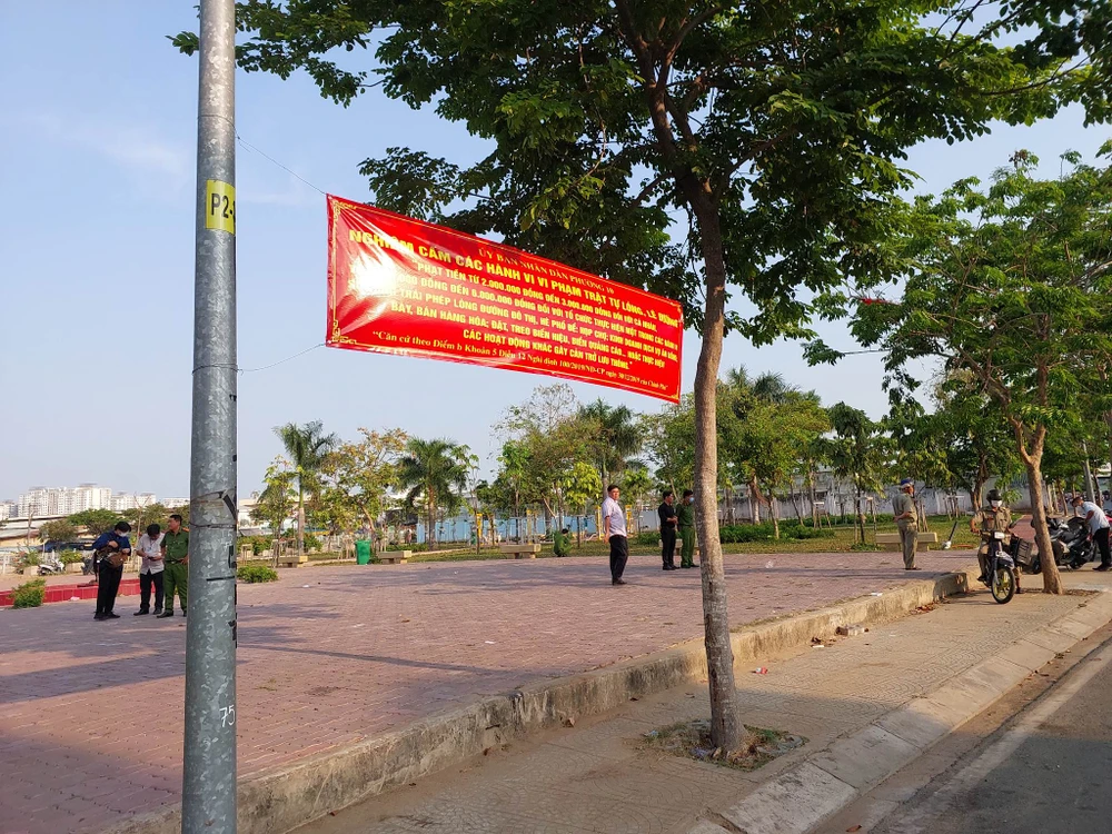 Băng rôn cấm thả diều được treo tại khu vực công viên, tuy vậy nhiều người vẫn cố tình vi phạm. Ảnh: ĐC