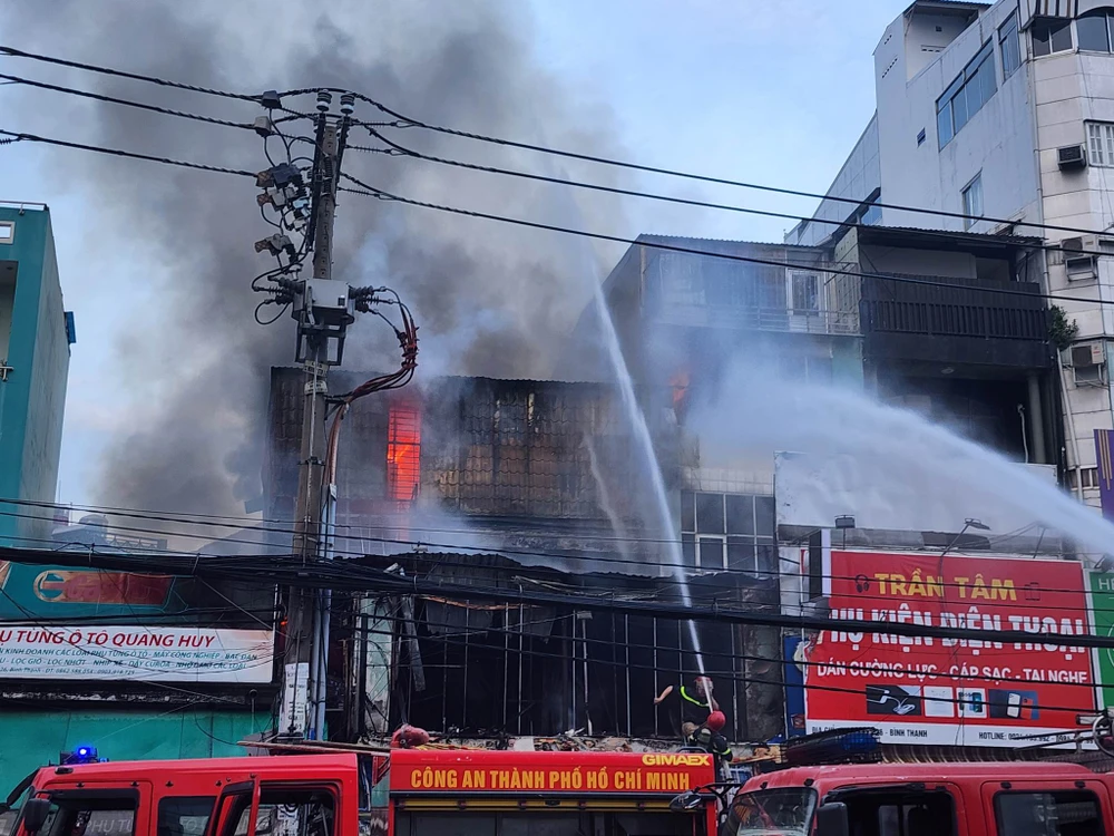 Đám cháy lan sang hai cửa hàng bên cạnh. Ảnh: ĐC