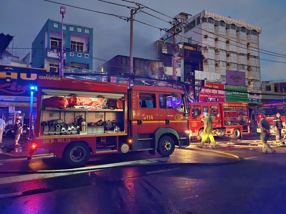 Đến hơn 18 giờ, cảnh sát vẫn đang tích cực dập đám cháy. Ảnh: ĐC