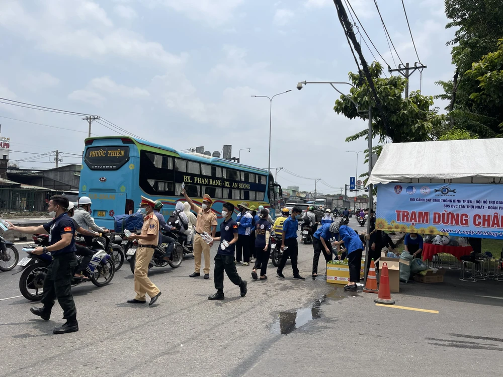 Trạm dừng chân nghĩa tình trên quốc lộ 1 đoạn qua quận 12