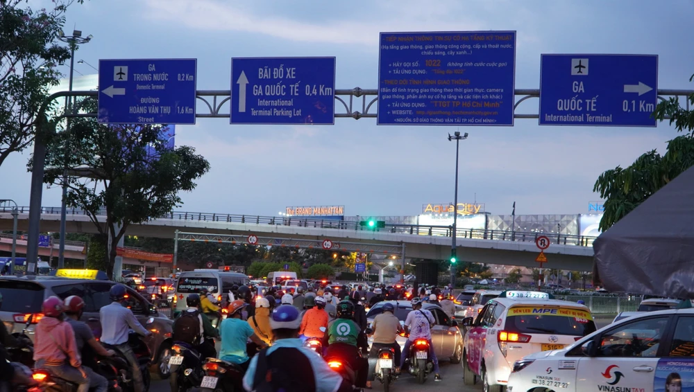 Ùn tắc tại sân bay Tân Sơn Nhất chiều tối 28-4. Ảnh: ĐC