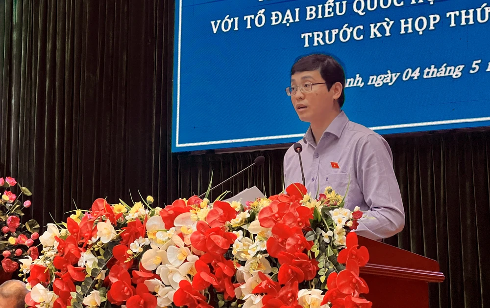 Đại biểu Đỗ Đức Hiển phát biểu tại buổi tiếp xúc