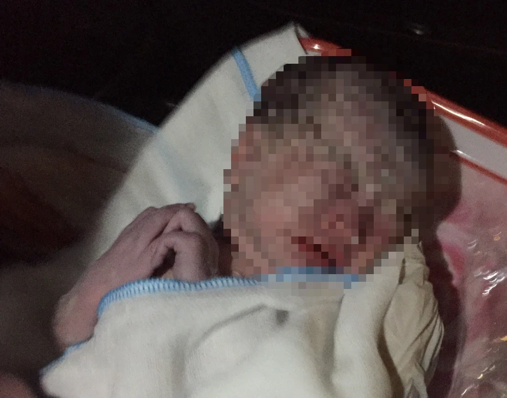 Bé gái sơ sinh bị bỏ rơi trước cổng trường mẫu giáo, trên người không có bất kỳ thông tin gì về thân nhân. Ảnh: ĐC