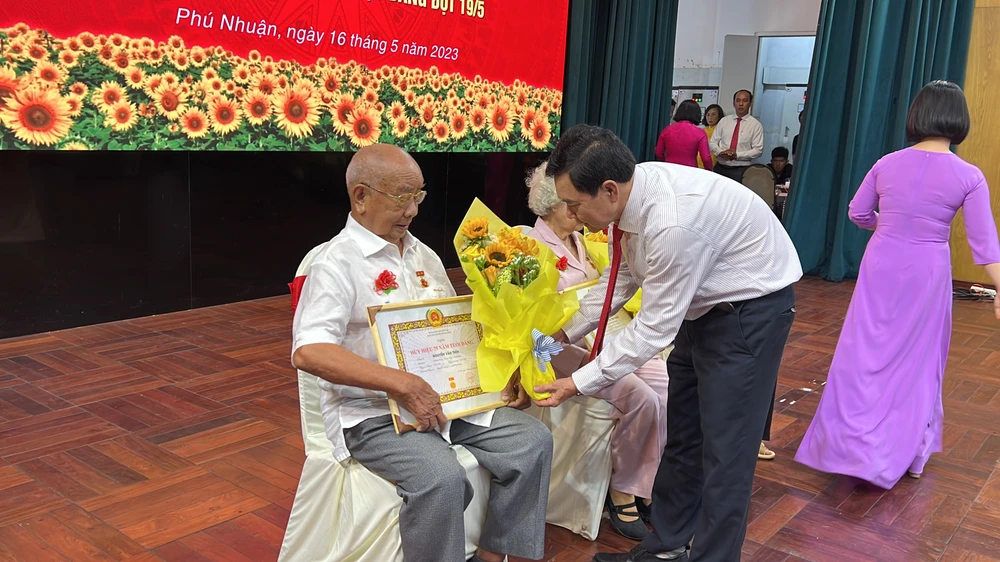 Trao huy hiệu, bằng khen, hoa cho các đảng viên 75 năm tuổi Đảng. Ảnh: NY Trao huy hiệu, bằng khen, hoa cho các đảng viên 75 năm tuổi Đảng. Ảnh: NY