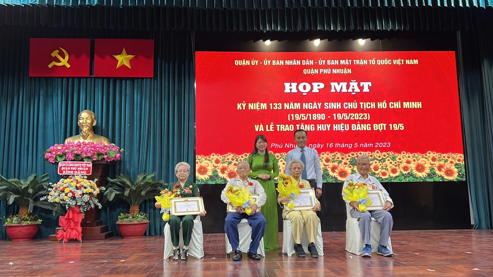 Các đảng viên nhận huy hiệu 60 năm tuổi Đảng. Ảnh: NY Các đảng viên nhận huy hiệu 60 năm tuổi Đảng. Ảnh: NY