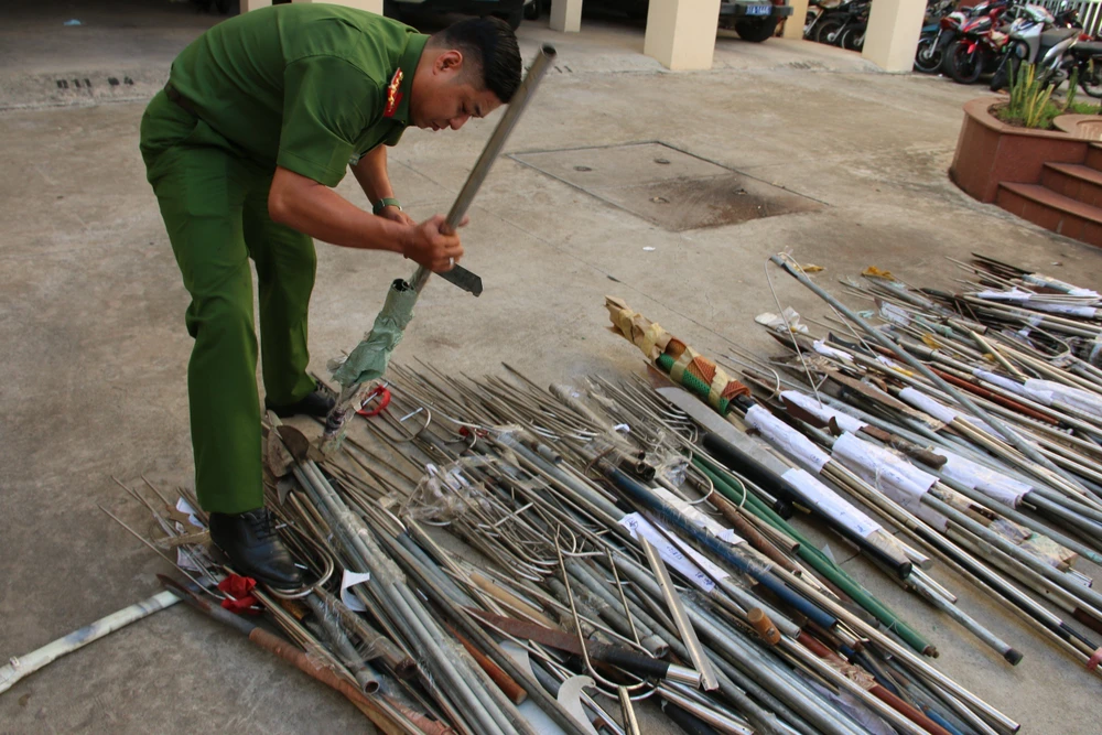 Số lượng lớn vũ khí, công cụ hỗ trợ được người dân giao nộp. Số lượng lớn vũ khí, công cụ hỗ trợ được người dân giao nộp.