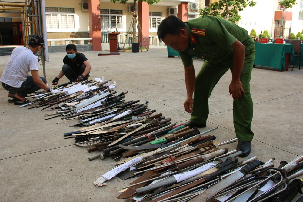 Nhiều loại kiếm, đao bị tiêu hủy. Nhiều loại kiếm, đao bị tiêu hủy.