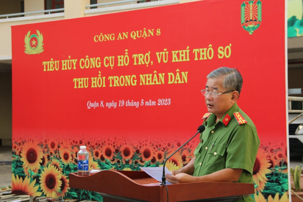 Đại tá Lê Văn Bích, Trưởng Công an Quận 8 phát biểu tại buổi tiêu hủy. Đại tá Lê Văn Bích, Trưởng Công an Quận 8 phát biểu tại buổi tiêu hủy.
