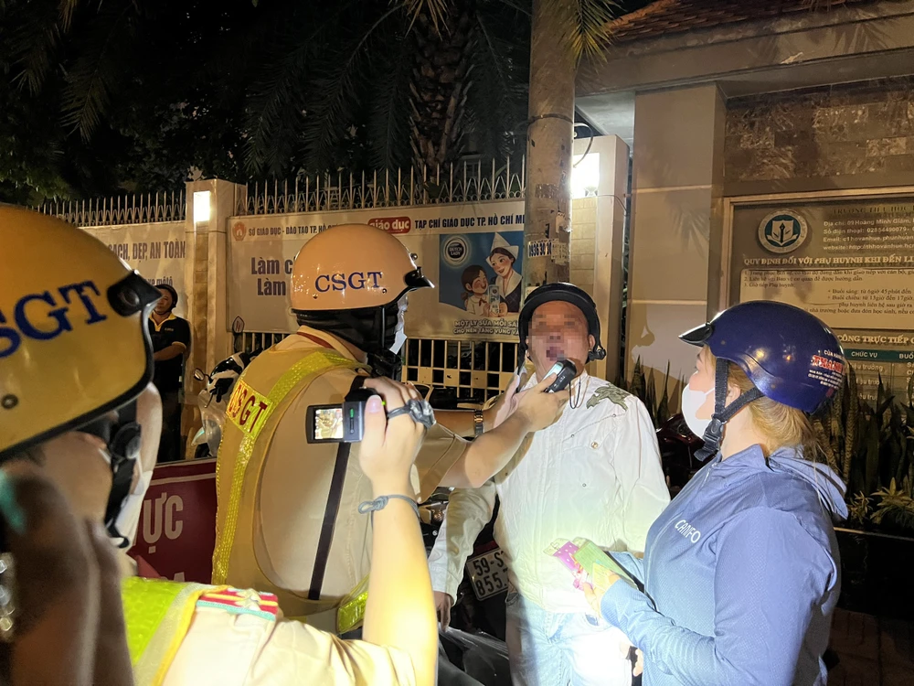 Thấy CSGT, người đàn ông vội xuống xe để vợ chở, tuy nhiên đã bị CSGT phát hiện và kiểm tra. Ảnh: NGUYỄN YÊN